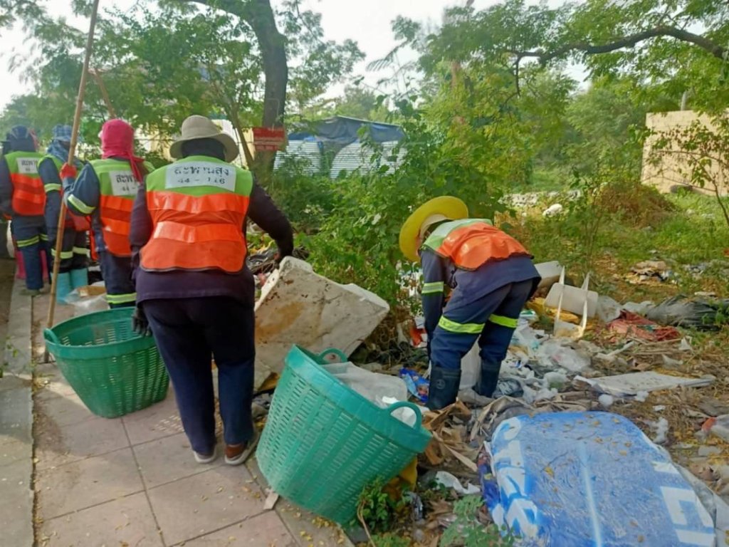 เขตสะพานสูง แก้ไขปัญหาร้องเรียนการลักลอบทิ้งขยะในที่สาธารณะ -  สำนักงานประชาสัมพันธ์